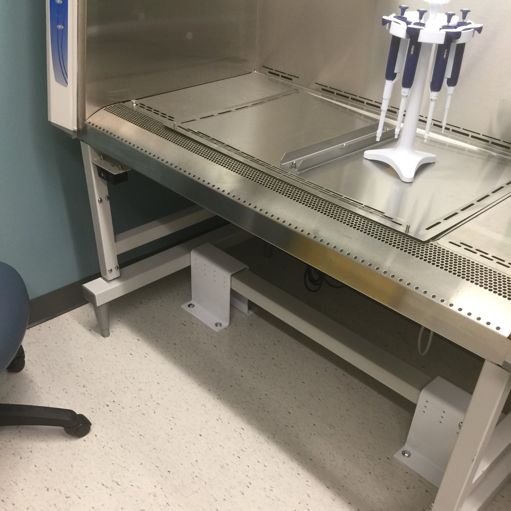 Biosafety Cabinet Fastening System (Articulating Unit) (Floor Anchorage - Max 800 Lbs.)